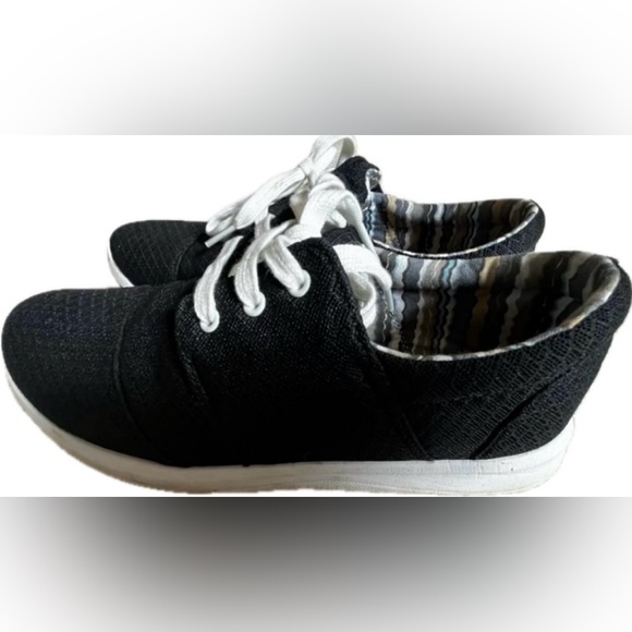 Faded glory memory foam sneakers.
Comfortable. Excellent condition! Size 9 - Picture 4 of 6